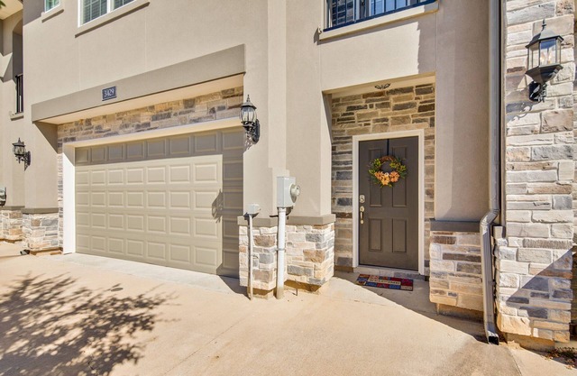 Neat, elegant townhome for your stay in College Station