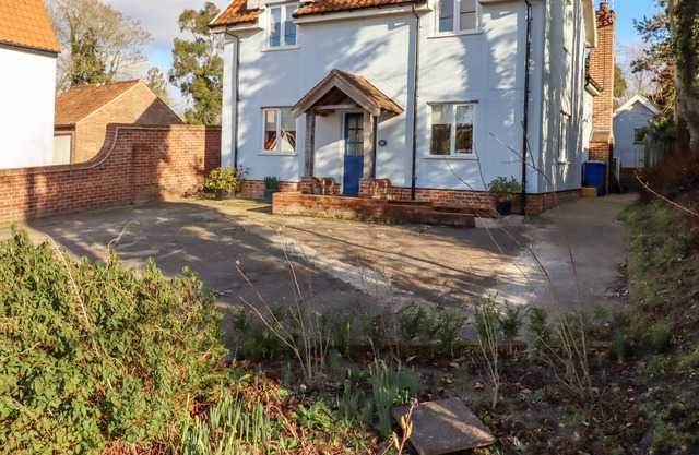 NELLY COTTAGE, pet friendly, character holiday cottage in Halesworth