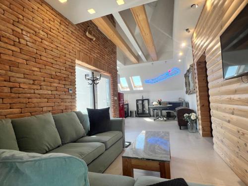 NEON Apartman Csopak Balaton, large botanical garden, bicycles, pet&family friendly, outside kitchen,