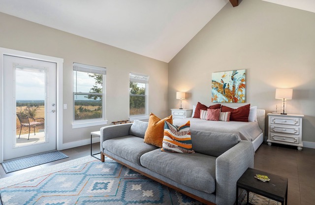 Nest Cottage: Stunning Hill Country Views!