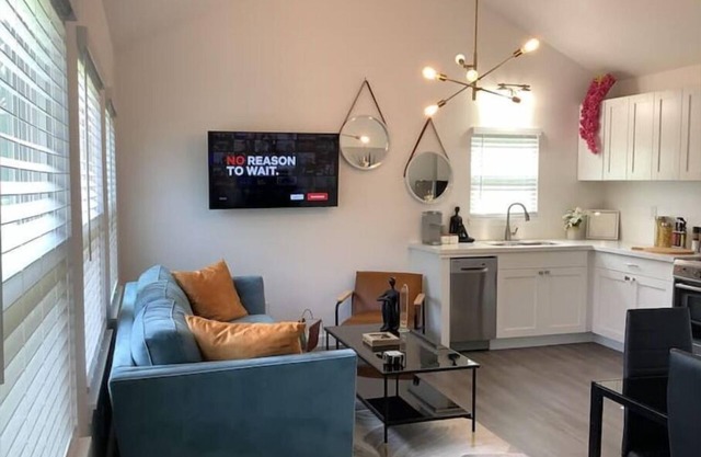 New 2 bedroom on huge lot, near Downtown & IAH!