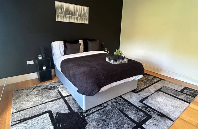 NEW! 2 Bedroom, Sleeps 5 Central Grimsby