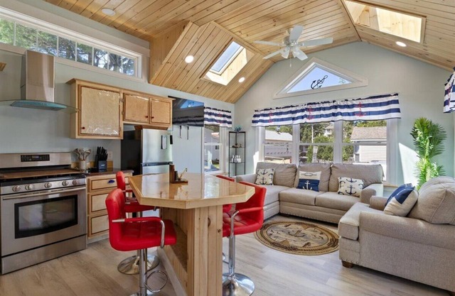 New 2-bedroom cabin with WiFi, AC in delightful Old Orchard Beach