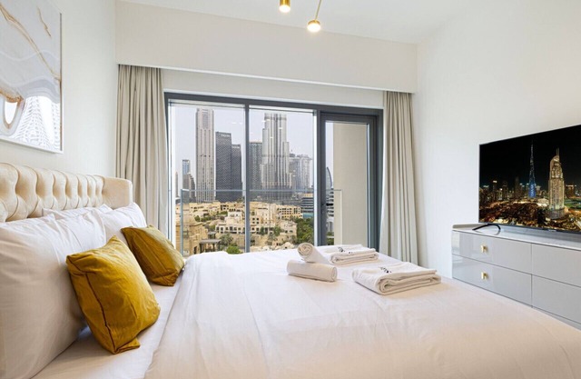 New 2B | Burj Khalifa | Dubai Mall | 2 Pools | Gym