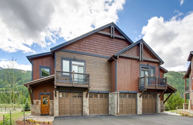 New 3Bdr Luxury Home/Sleeps 10 w fireplace & mountain views by RedAwning