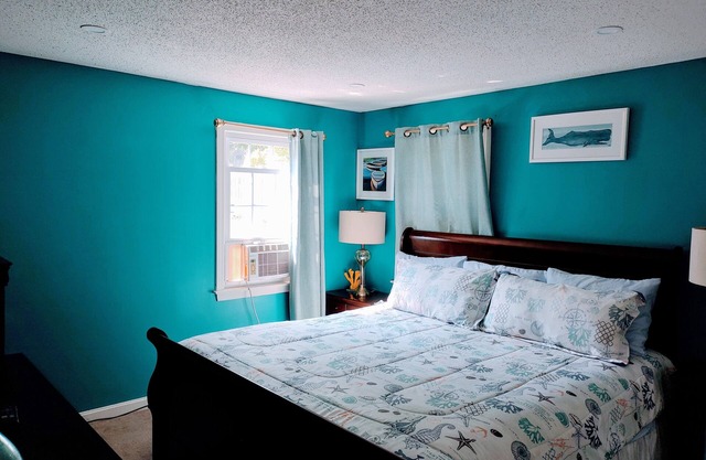 New 4 bedroom Cape house 9 mins to the beach!