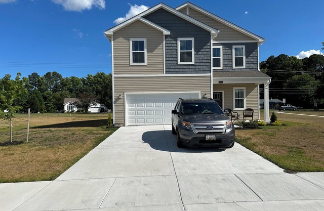 New 4 bedroom house in Schooner Landing. Minutes to the beach. Pet friendly.