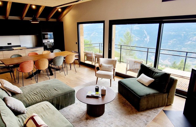 New 5-bedroom chalet with sauna and parking, ski-in/ski-out
