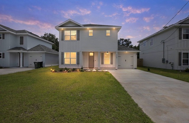 New! 5 min to beach! Clean, modern and spacious-King mattress on Primary room