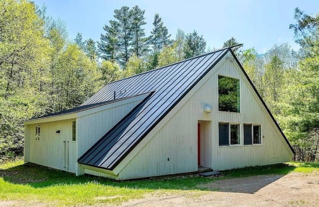New! 7 min to Stratton access road, Hiking, HotTub Sauna EV