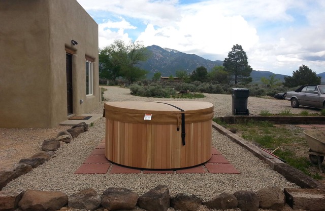 New adobe guest house - mountain views - great location - hot tub
