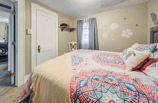 NEW! Akron Central 4 Beds 2 King, 1 Queen Full