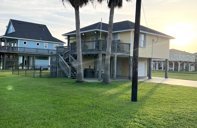“New Ambiance” Enjoy this Lovely 2B/2B Beach Home! Sleeps 10! Beach access!