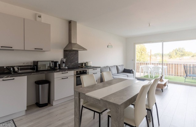 New apartment for 4 in central Mimizan with parking