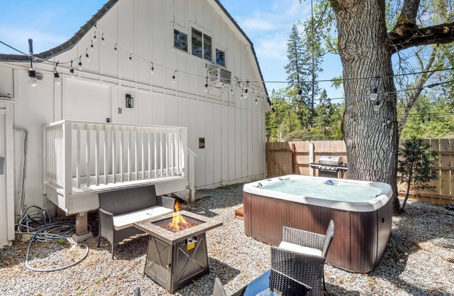 New Barn Stay with Hot Tub, Game Room, BBQ & Fire Pit!