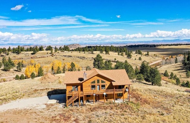 New! Beautiful, Spacious Modern Home on a Large Acreage - Peaks & Prairies Retreat