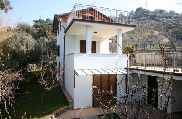 New beautiful villa, close to the sandy beach. Large terrace. Garden.