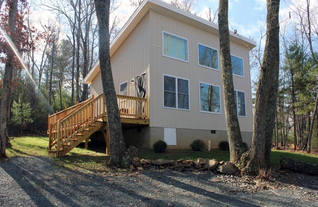 New! Blue Rock Escape by Buffalo Mtn Getaway