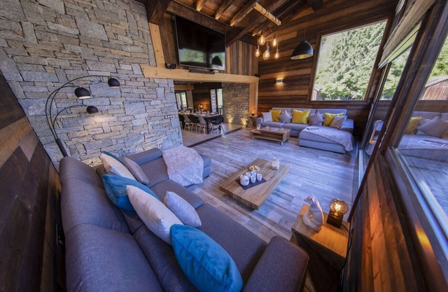 NEW BUILD Chalet - Close To Center/Ski Lifts with SAUNA and OUTDOOR JACUZZI