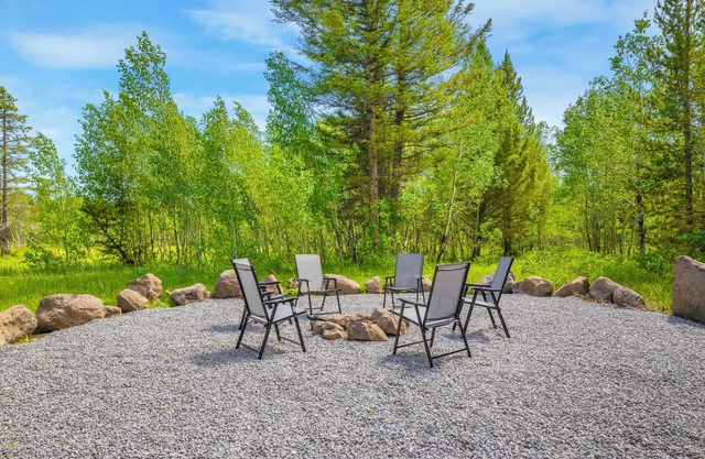 NEW BUILD Luxury Yellowstone House 6 Acres Heat & AC on Creek