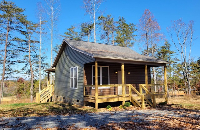 New cabin- access to horse trails, Pilot Mtn & Hanging Rock St. Pks