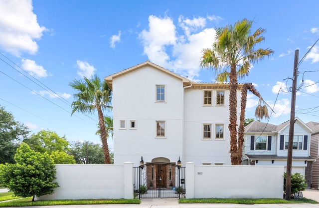 NEW- Casa Amigos- 4BR Villa in Heart of Heights w/Large Rooftop Patio