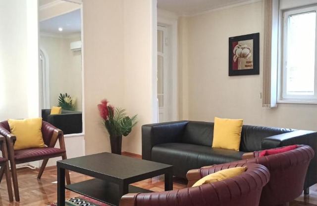 NEW CENTER 4 BDR For 6 / 1min from Republic square