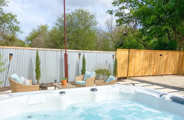 NEW! ❤️ Charming Cottage downtown HOT TUB & Firepit Sleeps 6, 2-King suites