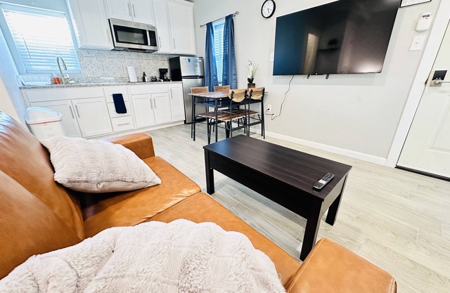 NEW Chic Studio w/Gated Accessn