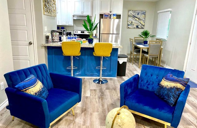 NEW! close to Downtown, Malls & Premium Outlets, with Balcony
