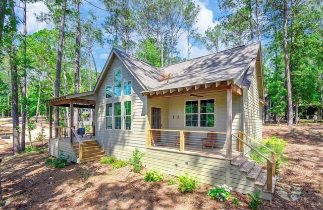 New construction 3 bedroom home w/ water view and water access in Eclectic!