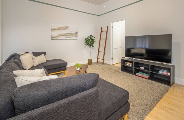 New! Cozy Loft located Downtown Bozeman - Bridger Bliss on Main Street!