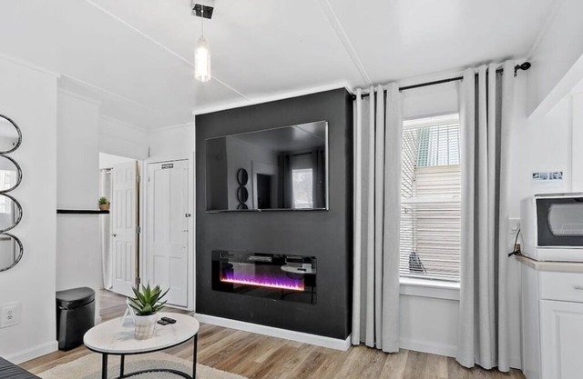 NEW! Cozy & Modern unit w/Private HOT TUB and Backyard