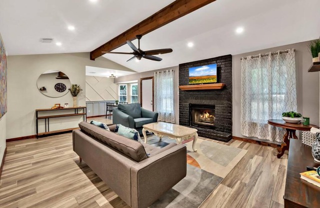 New Cozy Retreat Located 15 minutes to Waco