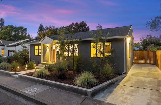NEW! Designer Eastside Sonoma Home, walk to plaza. nBy Inspired in Sonoma
