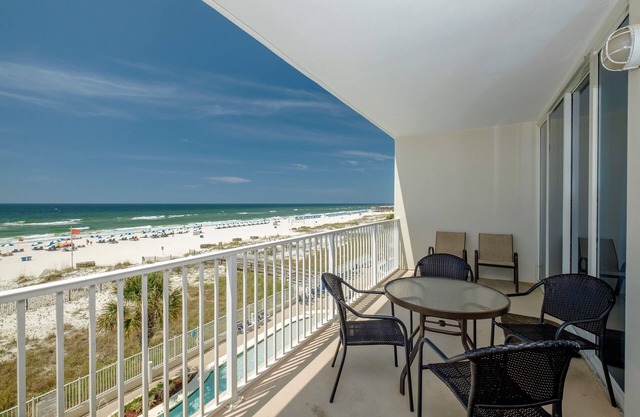 NEW DISCOUNTS! No Crowded Elevator Rides! #306 Park Right Outside Your Door!