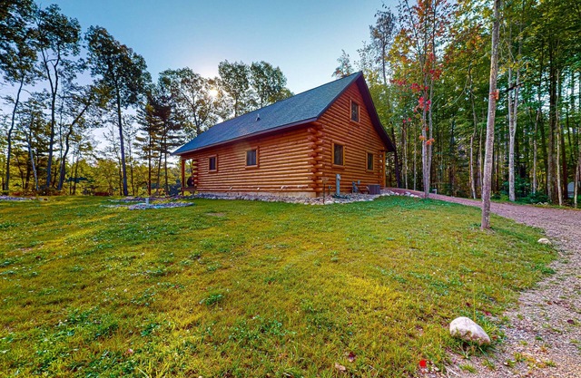 New dog-friendly cabin with river views, grill, modern interior, W/D, and AC