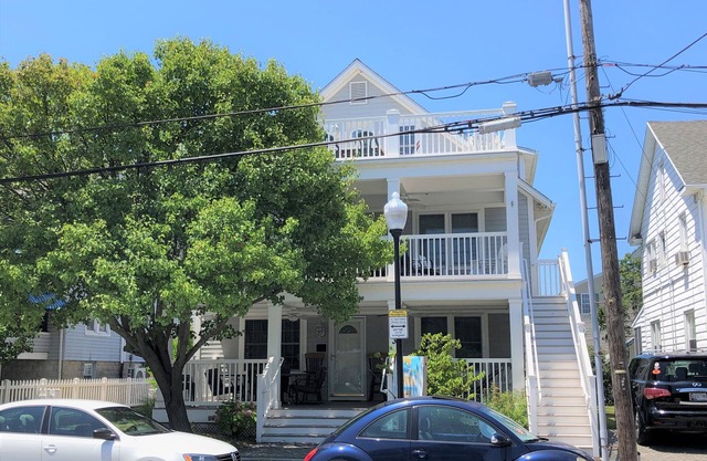 New Downtown Large Beach House – Steps to the Beach & Boardwalk - 3 Kitchens