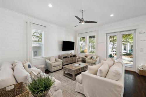 NEW! Fall Break OPEN 4 BR, Pool, Bikes & close to shopping & beach