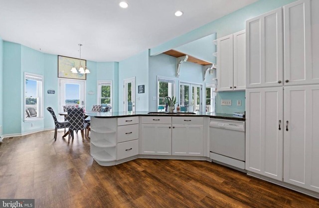 NEW! Family-sized Lakehouse - Hot Tub, Sauna, Game room, Volleyball, Lake Views
