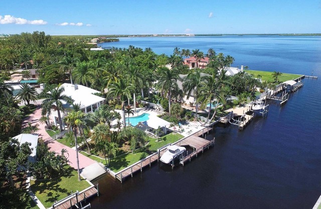 NEW-Fantastic villa- big big big pool area- Riverview- only seconds to the river