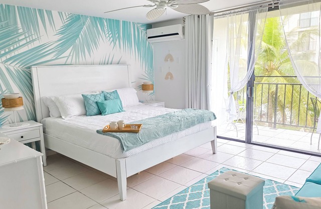 NEW Fresh Lagoon Blue Beachfront Studio at Coral Beach Hotel, Grand Bahama