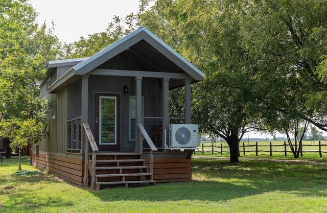 New! Garden Cabin- Snuggle by the Campfire.