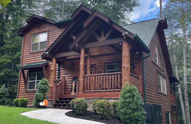 New Grizzly Hideaway Luxury Cabin-Cedar Falls-4 Bdrms-4.5Baths-Sleeps 12