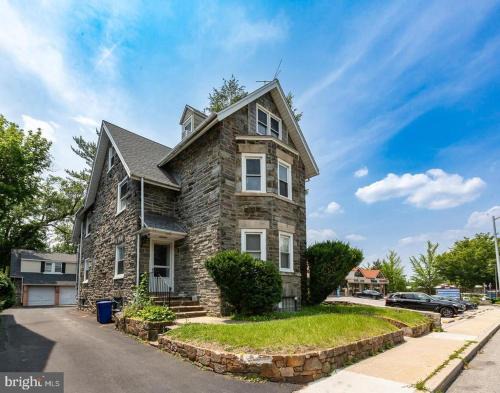 New! Ground-level 2b2b In Bryn Mawr W Parking!