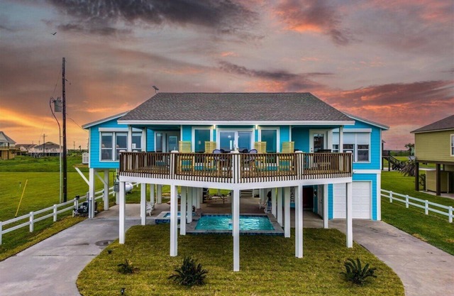 New! Gulfwinds - Beachfront, Heated saltwater pool & spa, 3BR/2Ba, dog-friendly!