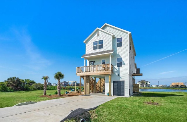 New Home w/Amazing Views-Close to Beach, Bay, & Galveston Island State Park