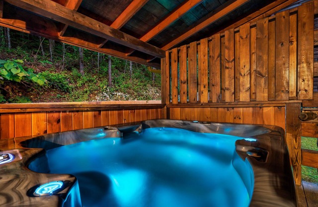 New Hot Tub! - 1 Mile To Parkway! - King Bed - Great Location!
