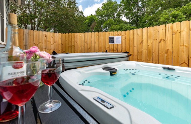 NEW! HOT TUB, sleeps 8, Fire Pit, 3 BDR home downtown