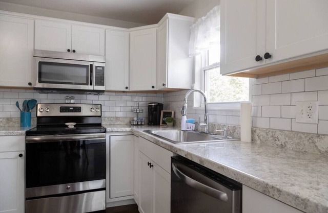 ★ New House ★ Modern Furnished Southeast Knox